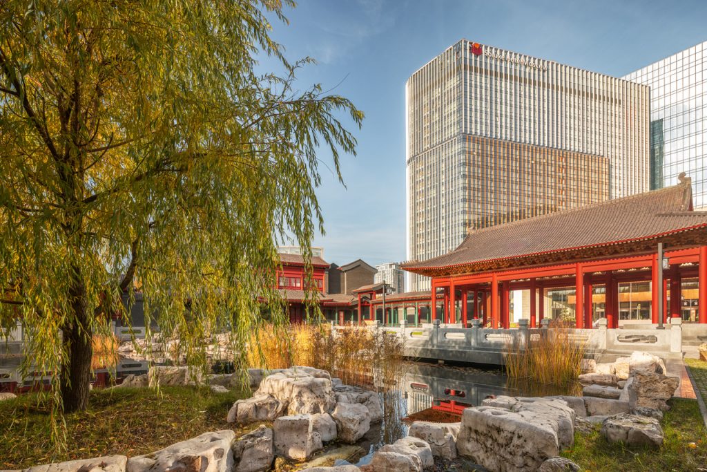 Императорский сад с крытой галереей на фоне отеля Soluxe Hotel Moscow